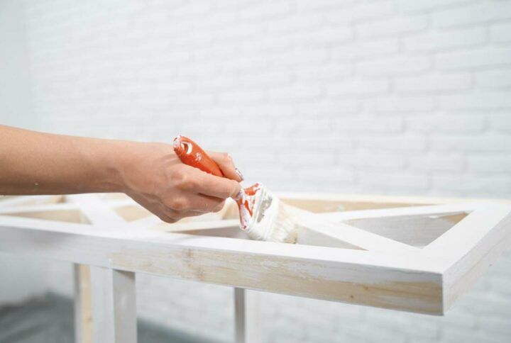 4 consejos para pintar una estanteria de madera